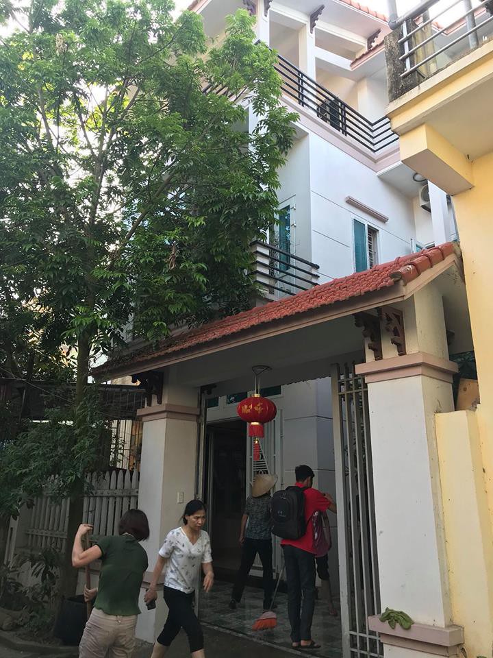 vu truy sat 3 nguoi o ha noi luc chay sang thi mau loang lo khap nha doi tuong dot mot vat dung trong nha khien lua boc chay