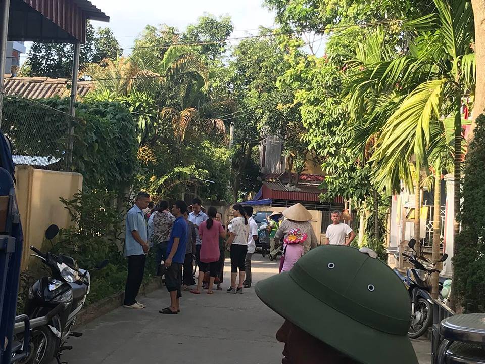 vu truy sat 3 nguoi o ha noi luc chay sang thi mau loang lo khap nha doi tuong dot mot vat dung trong nha khien lua boc chay