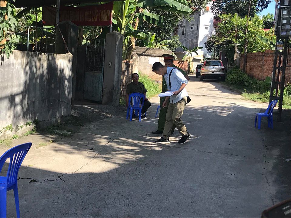 vu truy sat 3 nguoi o ha noi luc chay sang thi mau loang lo khap nha doi tuong dot mot vat dung trong nha khien lua boc chay