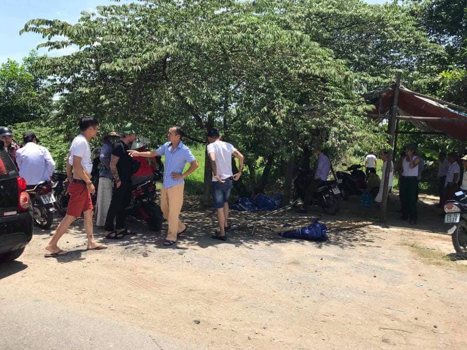 vu truy sat 3 nguoi o ha noi luc chay sang thi mau loang lo khap nha doi tuong dot mot vat dung trong nha khien lua boc chay