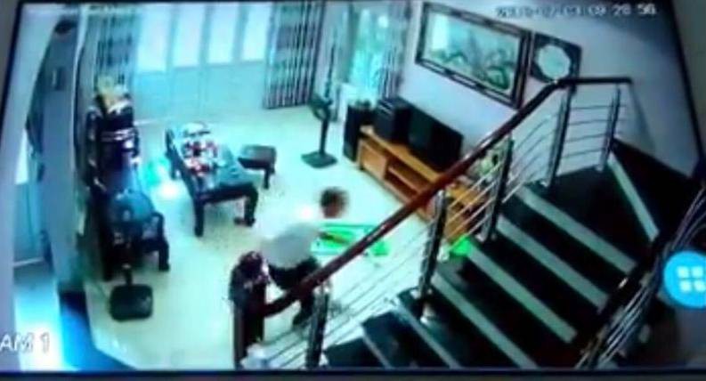 vu truy sat 3 nguoi o ha noi luc chay sang thi mau loang lo khap nha doi tuong dot mot vat dung trong nha khien lua boc chay