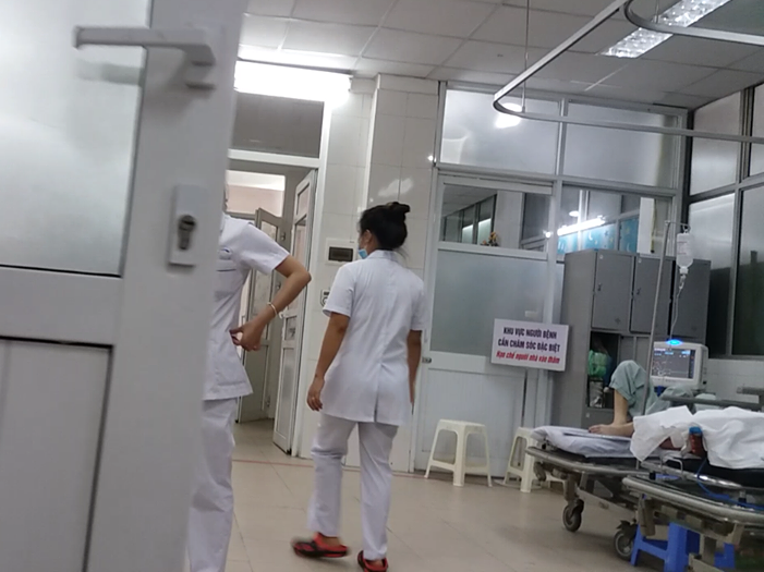 vu truy sat 3 nguoi o ha noi luc chay sang thi mau loang lo khap nha doi tuong dot mot vat dung trong nha khien lua boc chay