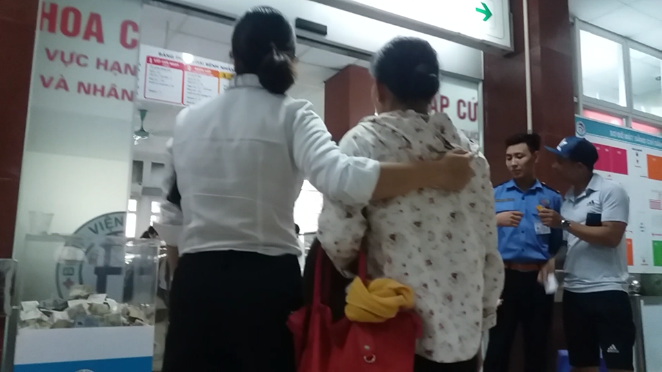 vu truy sat 3 nguoi o ha noi luc chay sang thi mau loang lo khap nha doi tuong dot mot vat dung trong nha khien lua boc chay