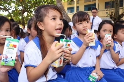 vinamilk trao 76500 ly sua cho tre em tinh vinh long