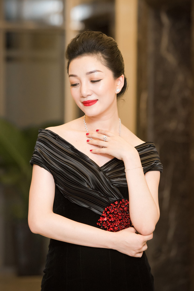 ca si pham thu ha khoe vai tran goi cam hat ca khuc kinh dien ve ai tinh