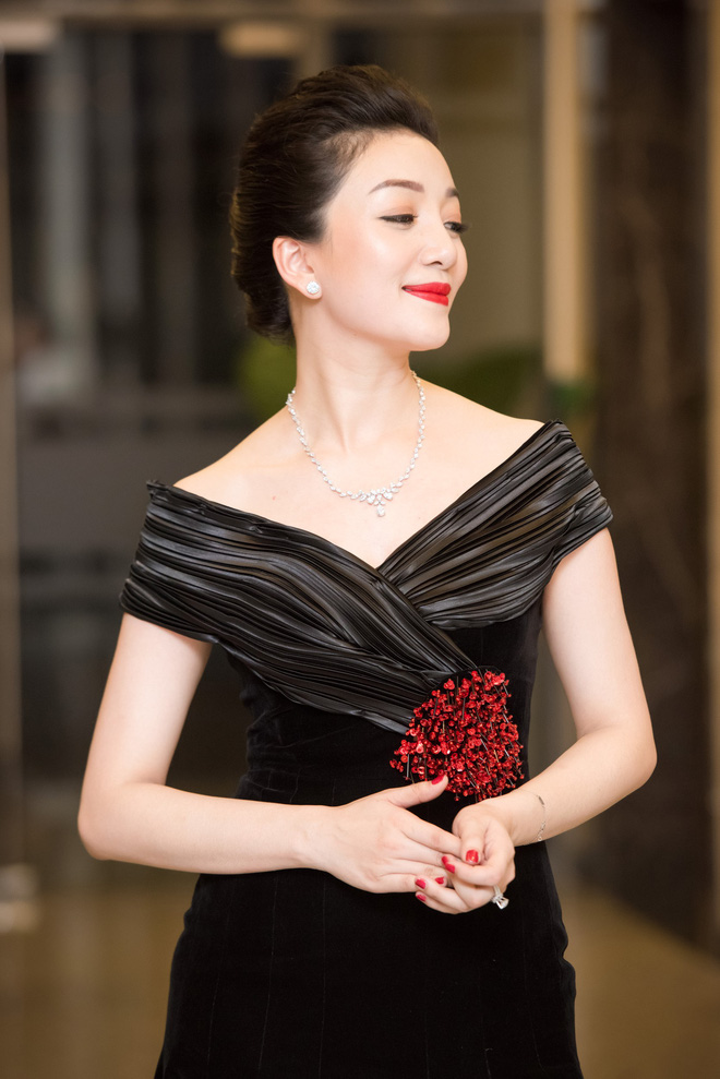 ca si pham thu ha khoe vai tran goi cam hat ca khuc kinh dien ve ai tinh