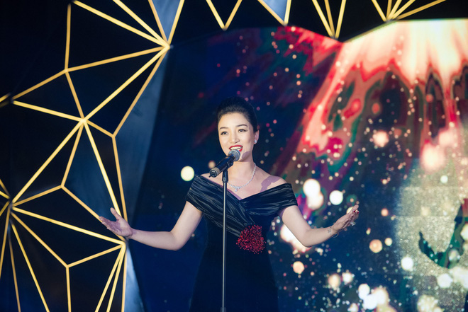 ca si pham thu ha khoe vai tran goi cam hat ca khuc kinh dien ve ai tinh