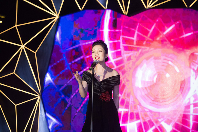 ca si pham thu ha khoe vai tran goi cam hat ca khuc kinh dien ve ai tinh