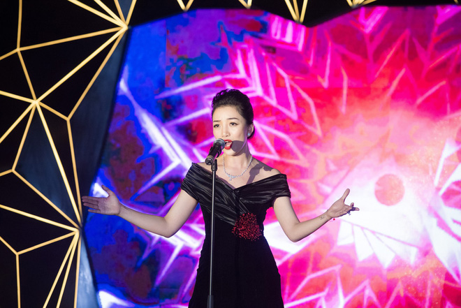 ca si pham thu ha khoe vai tran goi cam hat ca khuc kinh dien ve ai tinh