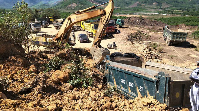 ha tinh sap mo dat vui lap 2 xe tai cung tai xe