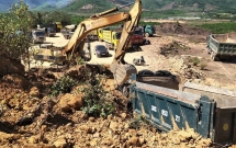 ha tinh sap mo dat vui lap 2 xe tai cung tai xe