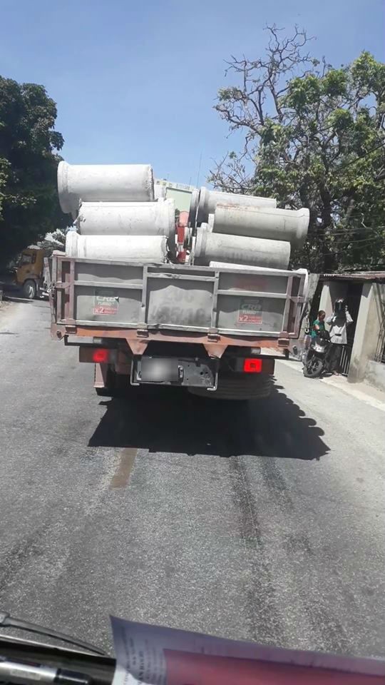 clip kinh hai canh xe container cho hang chuc ong cong khong chang buoc chay bang bang tren duong