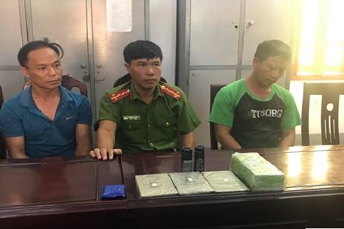 nghe an bat 2 doi tuong thu giu 3 banh heroin 1kg ma tuy da duoc thuong nong 40 trieu dong