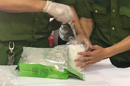 nghe an bat 2 doi tuong thu giu 3 banh heroin 1kg ma tuy da duoc thuong nong 40 trieu dong