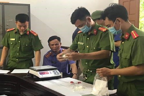 nghe an bat 2 doi tuong thu giu 3 banh heroin 1kg ma tuy da duoc thuong nong 40 trieu dong