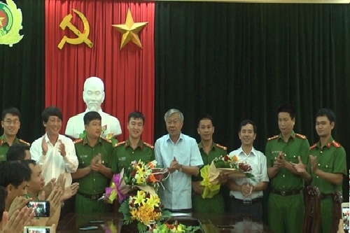 nghe an bat 2 doi tuong thu giu 3 banh heroin 1kg ma tuy da duoc thuong nong 40 trieu dong