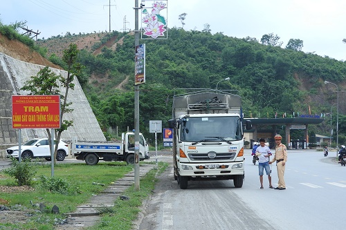 cong an hoa binh tang cuong cong tac bao dam trat tu an toan giao thong tren tuyen quoc lo 6