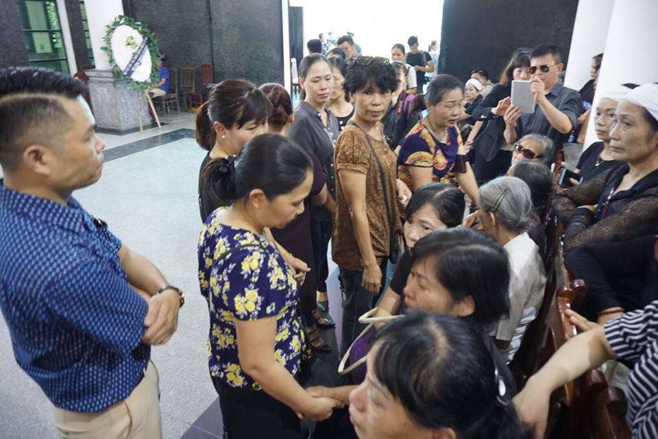 nguoi than ban be nghen ngao trong dam tang be gai 12 tuoi hien tang giac mac sau khi qua doi