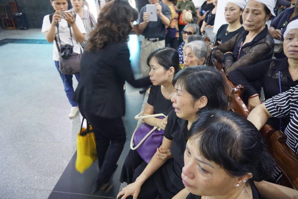 nguoi than ban be nghen ngao trong dam tang be gai 12 tuoi hien tang giac mac sau khi qua doi