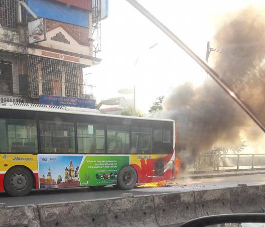 ha noi xe buyt dang cho khach tren duong bong boc khoi du doi