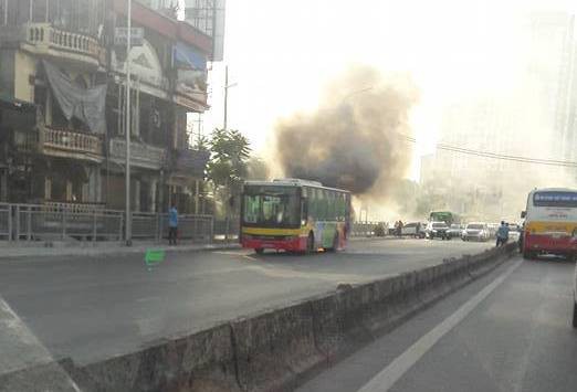 ha noi xe buyt dang cho khach tren duong bong boc khoi du doi