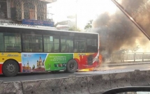 ha noi xe buyt dang cho khach tren duong bong boc khoi du doi