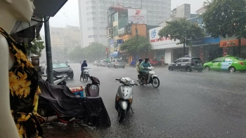Xuất hiện 10 phút, hơn 1000 bình luận: Bức ảnh độc chỉ có trong cơn mưa Hà Nội chiều nay