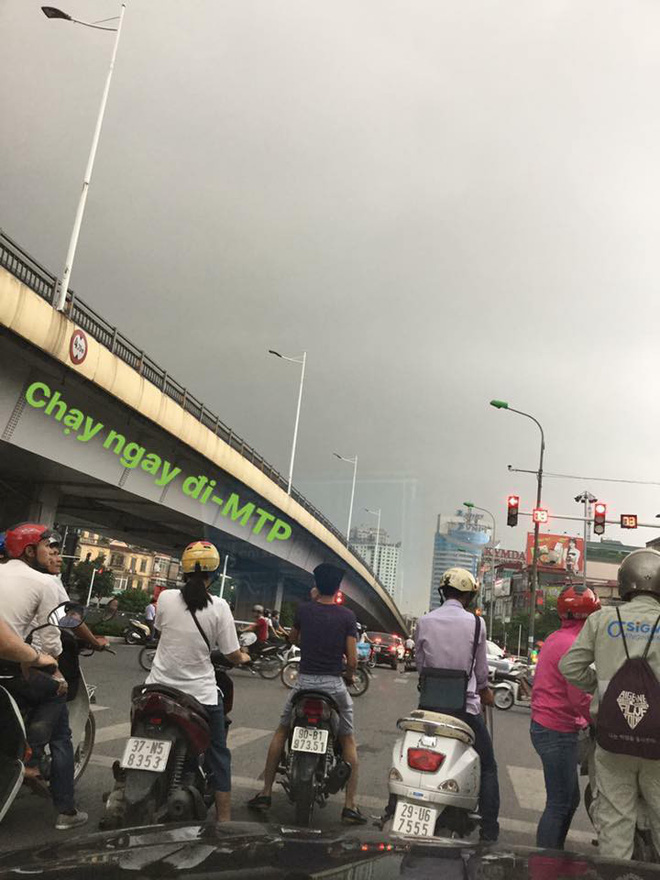 xuat hien 10 phut hon 1000 binh luan buc anh doc chi co trong con mua ha noi chieu nay