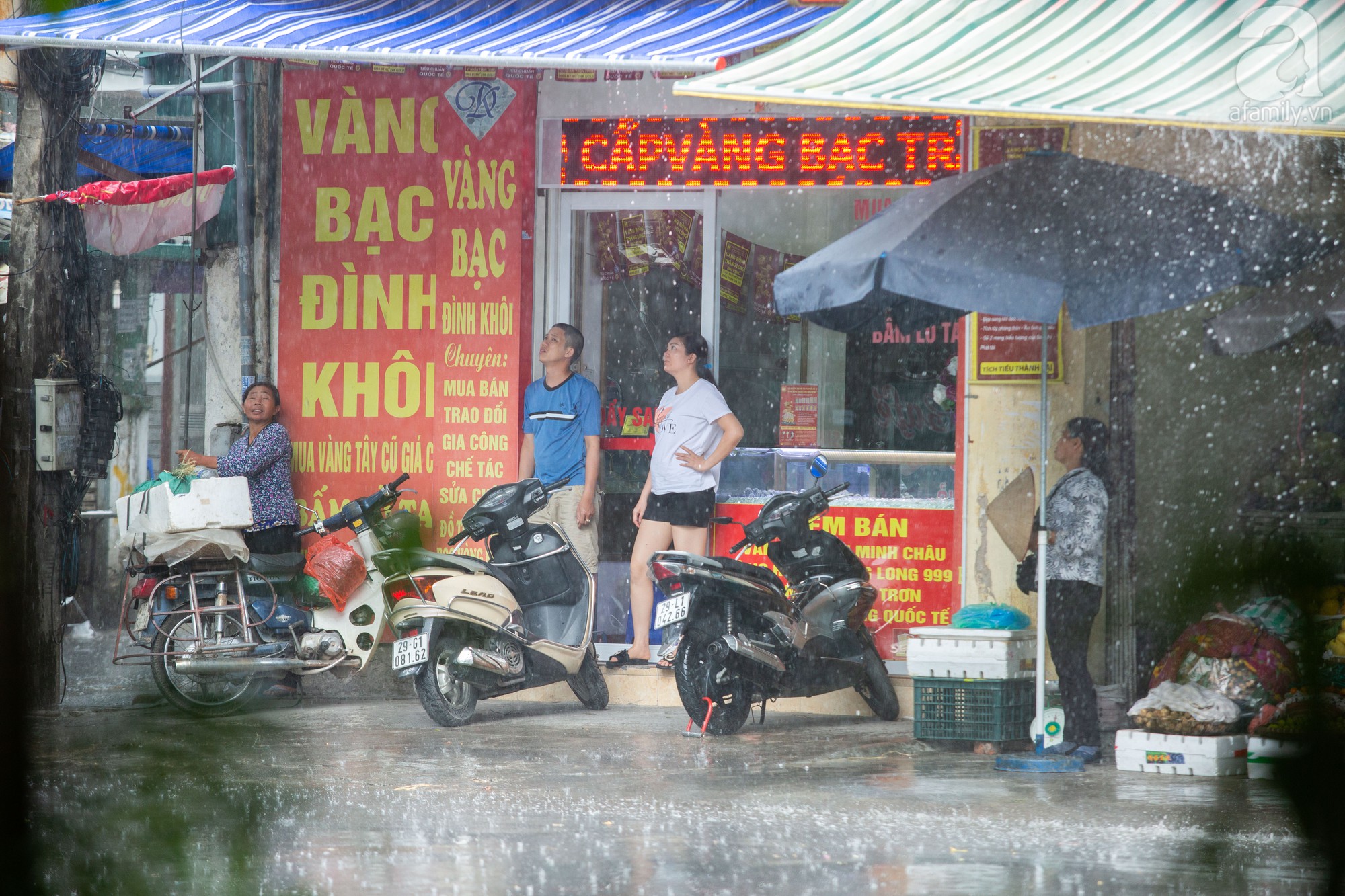 nguoi dan ha noi vui mung don con mua sau nhung chuoi ngay nang nong vat va
