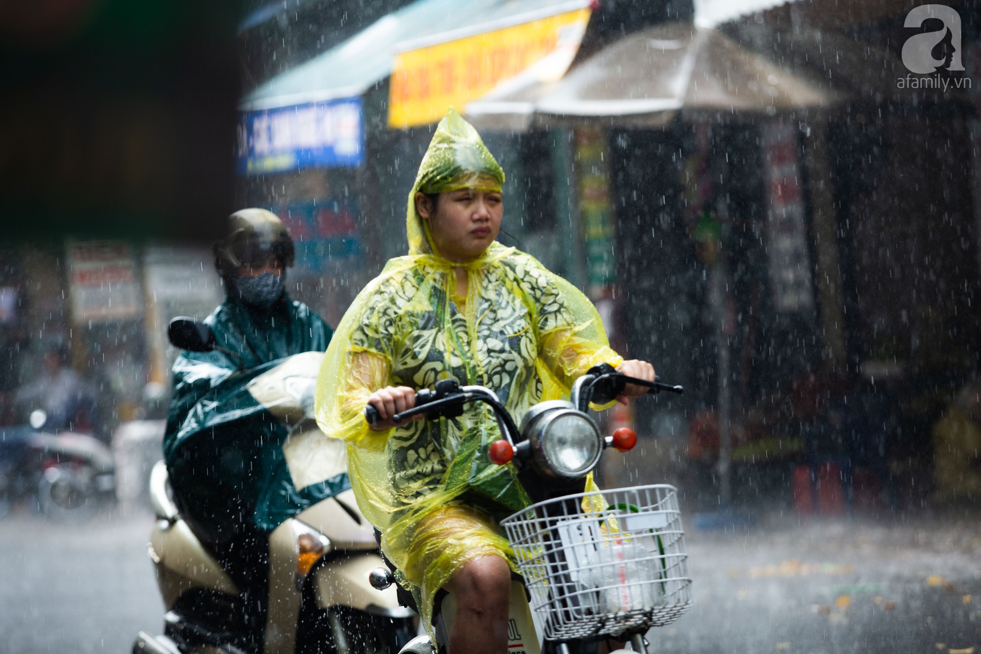 nguoi dan ha noi vui mung don con mua sau nhung chuoi ngay nang nong vat va