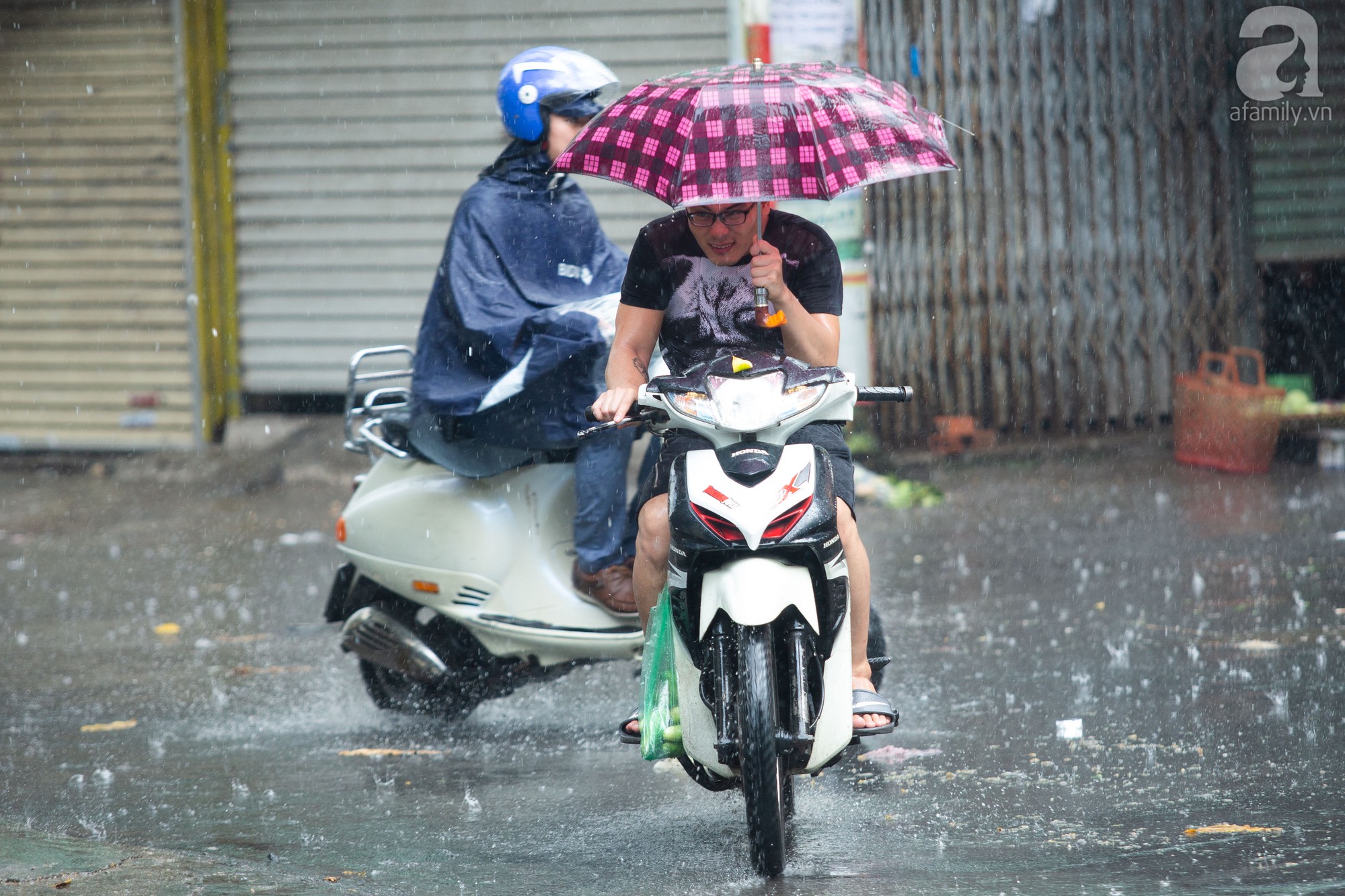 nguoi dan ha noi vui mung don con mua sau nhung chuoi ngay nang nong vat va