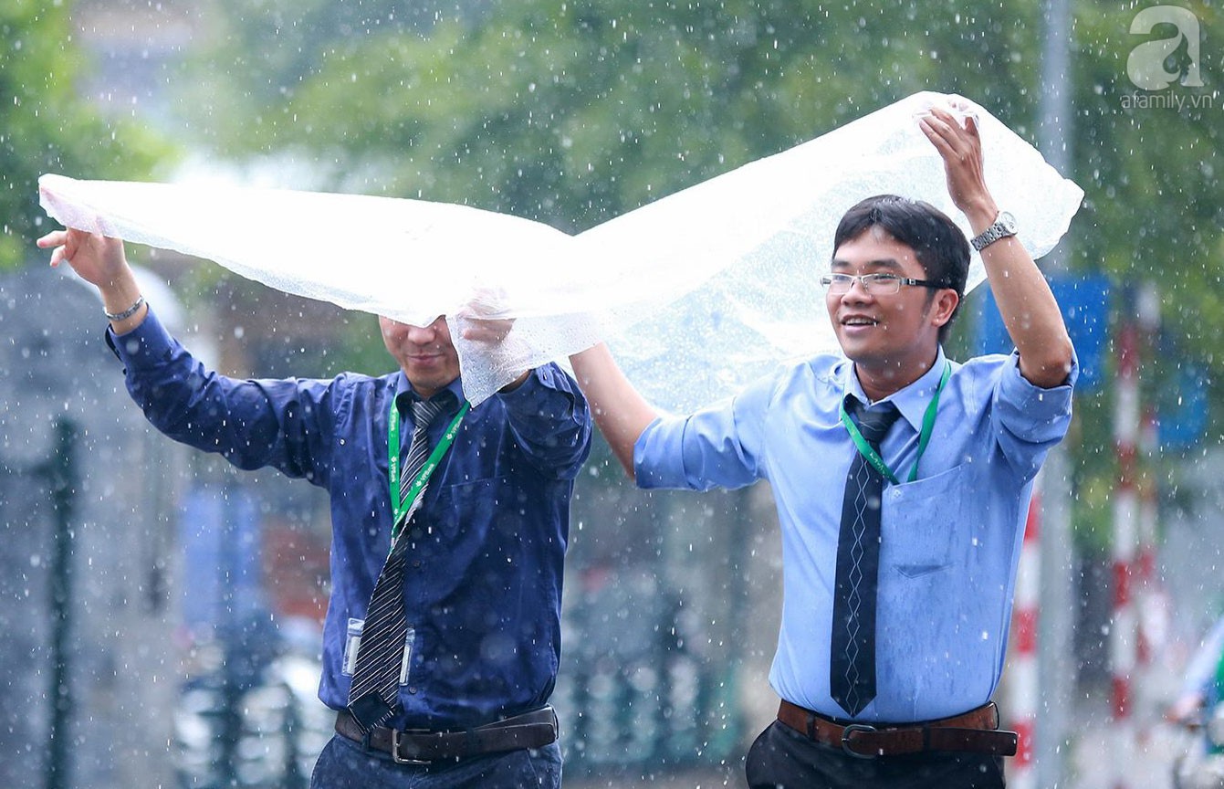 nguoi dan ha noi vui mung don con mua sau nhung chuoi ngay nang nong vat va