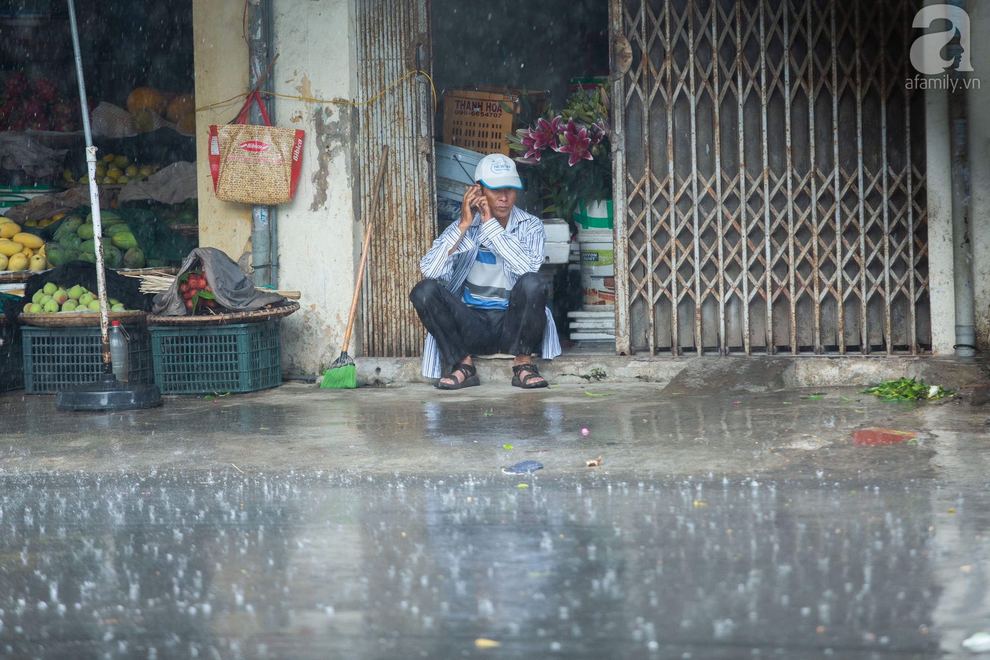 nguoi dan ha noi vui mung don con mua sau nhung chuoi ngay nang nong vat va
