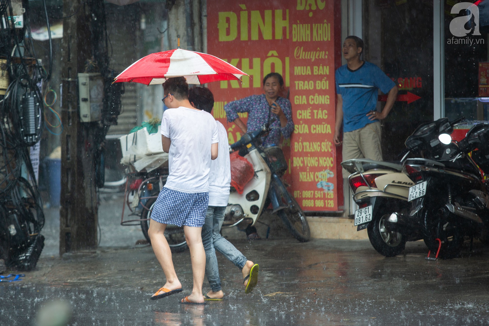 nguoi dan ha noi vui mung don con mua sau nhung chuoi ngay nang nong vat va