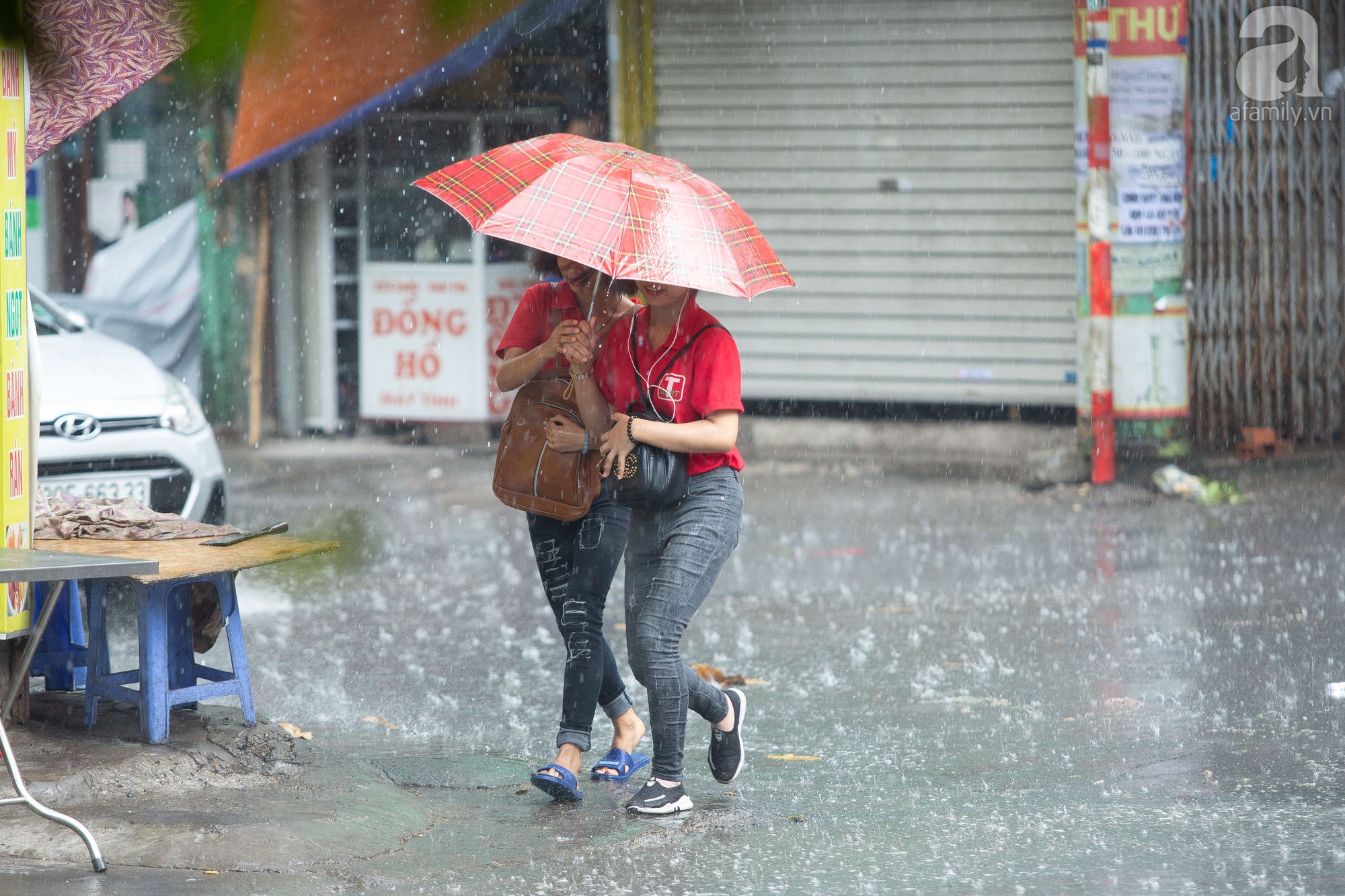 nguoi dan ha noi vui mung don con mua sau nhung chuoi ngay nang nong vat va