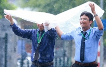 nguoi dan ha noi vui mung don con mua sau nhung chuoi ngay nang nong vat va