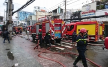 tphcm chay lon gan cho hoa hung hang tram nguoi thao chay ra ben ngoai