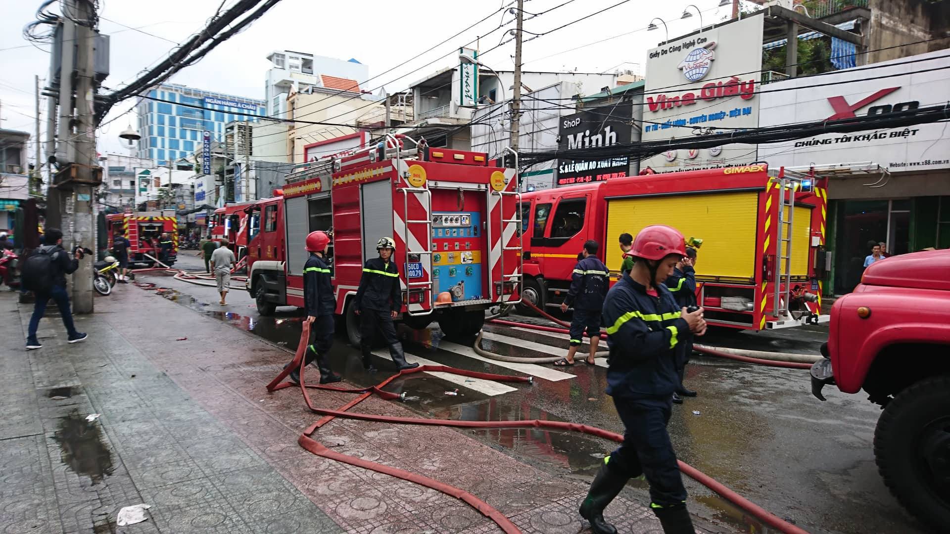 tphcm chay lon gan cho hoa hung hang tram nguoi thao chay ra ben ngoai