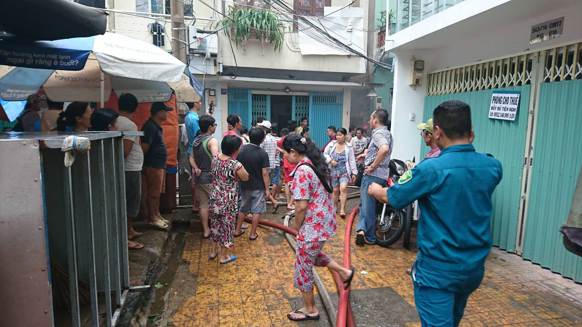 tphcm chay lon gan cho hoa hung hang tram nguoi thao chay ra ben ngoai