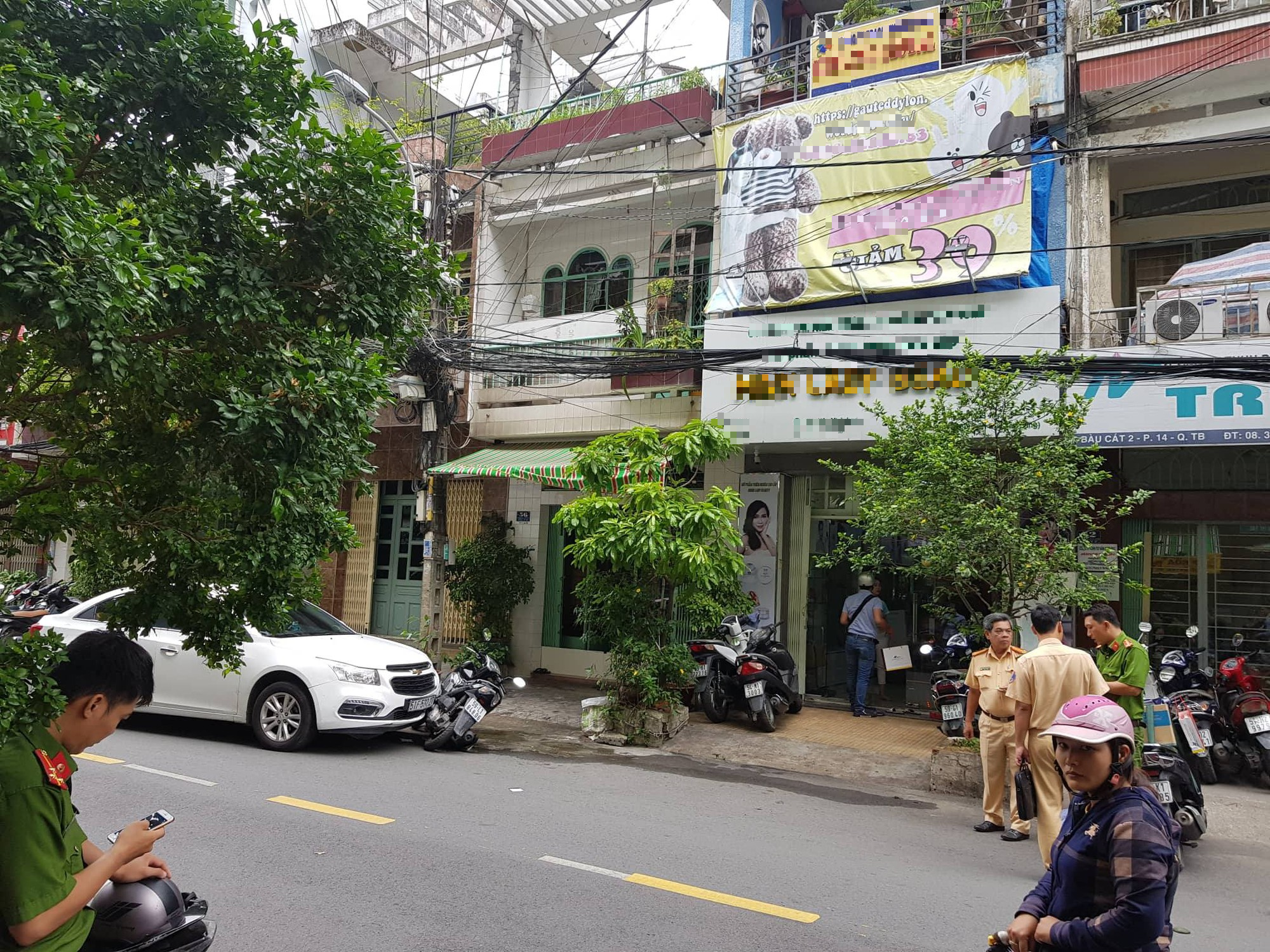 tphcm dieu tra vu mot phong vien dang tac nghiep bi doi tuong la mat dung xe dam roi lao xuong hanh hung