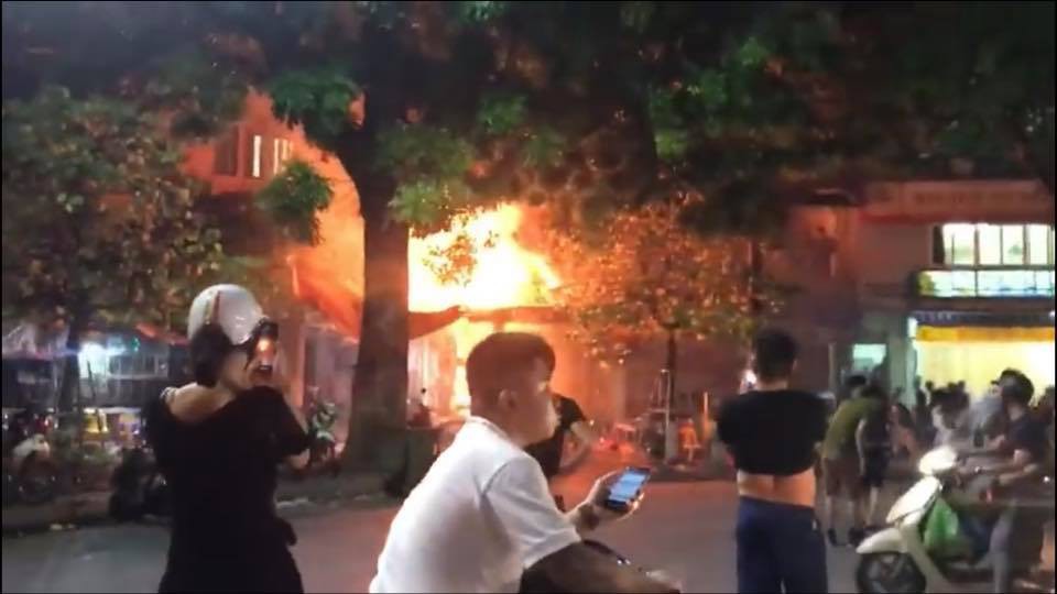 ha noi dang ngoi uong bia quan bong boc chay du doi nhieu thuc khach nhay tu tang 2 xuong thoat than