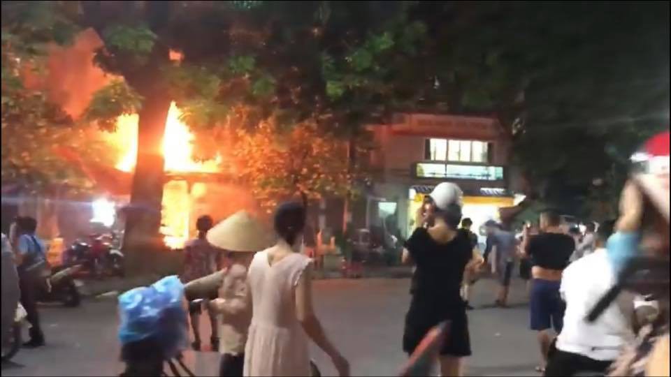 ha noi dang ngoi uong bia quan bong boc chay du doi nhieu thuc khach nhay tu tang 2 xuong thoat than
