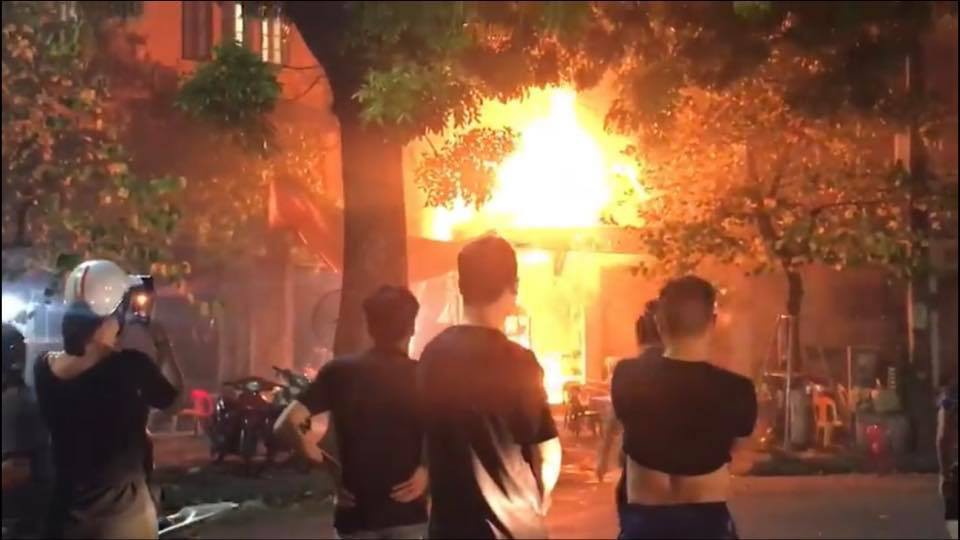 ha noi dang ngoi uong bia quan bong boc chay du doi nhieu thuc khach nhay tu tang 2 xuong thoat than