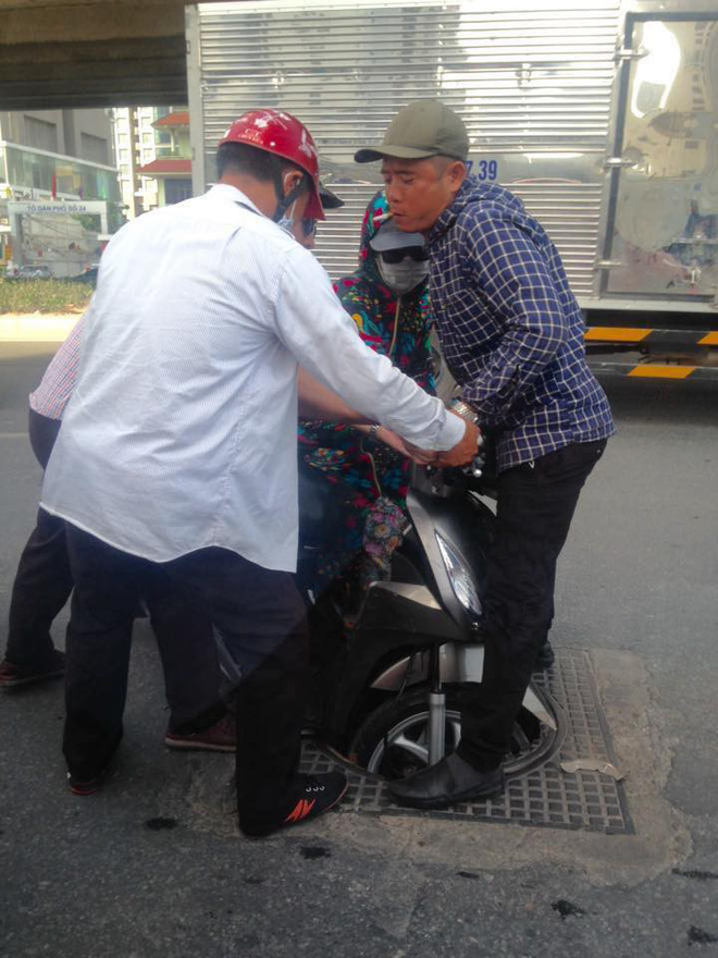 hinh anh nguoi phu nu trong ngay nang nong gay sot mang xa hoi mot cu nhan ga do khoc do cuoi