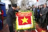 Phó Thủ tướng Vương Đình Huệ dâng hoa tại Công viên Hồ Chí Minh, Chile