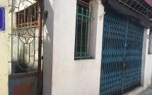 vu be 6 tuoi bi cuu cong an hiep dam me mu loa phai dua con di gui vi ke hiep dam duoc tai ngoai ngay canh nha
