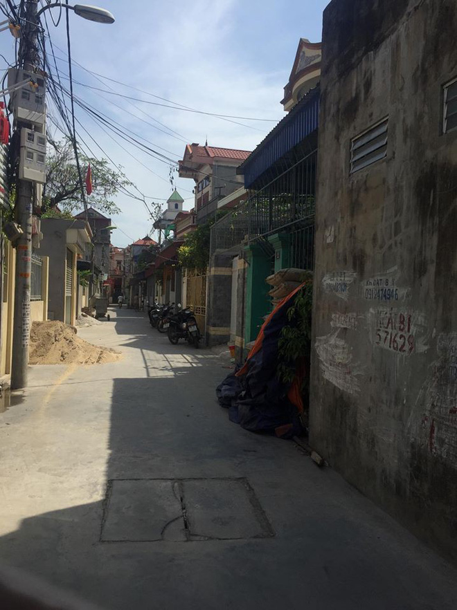 vu be 6 tuoi bi cuu cong an hiep dam me mu loa phai dua con di gui vi ke hiep dam duoc tai ngoai ngay canh nha