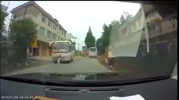 rung minh clip be gai dot ngot bang qua duong suyt chet truoc dau xe khach