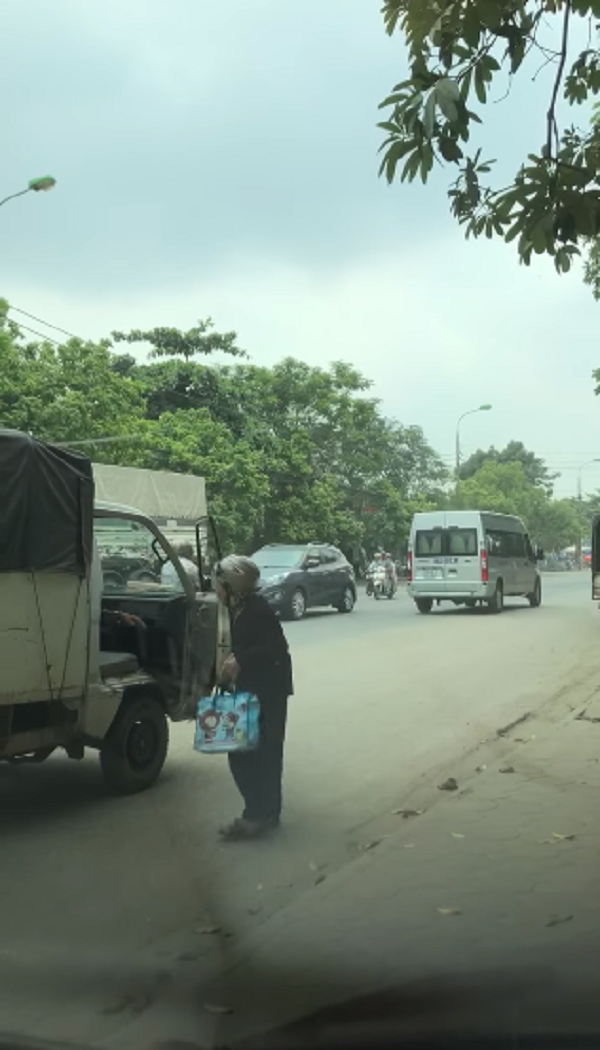 ba cu dung vay di nho xe ben duong va hanh dong cua tai xe xe tai khi di ngang qua khien dan mang cam phuc