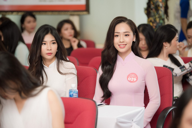 co gai tang hoa tong thong trump bat ngo thi hoa hau viet nam noi bat nhat dan thi sinh